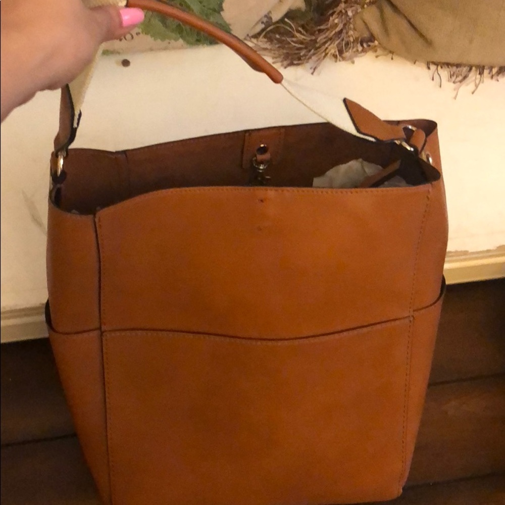 Medium sized shoulder bag